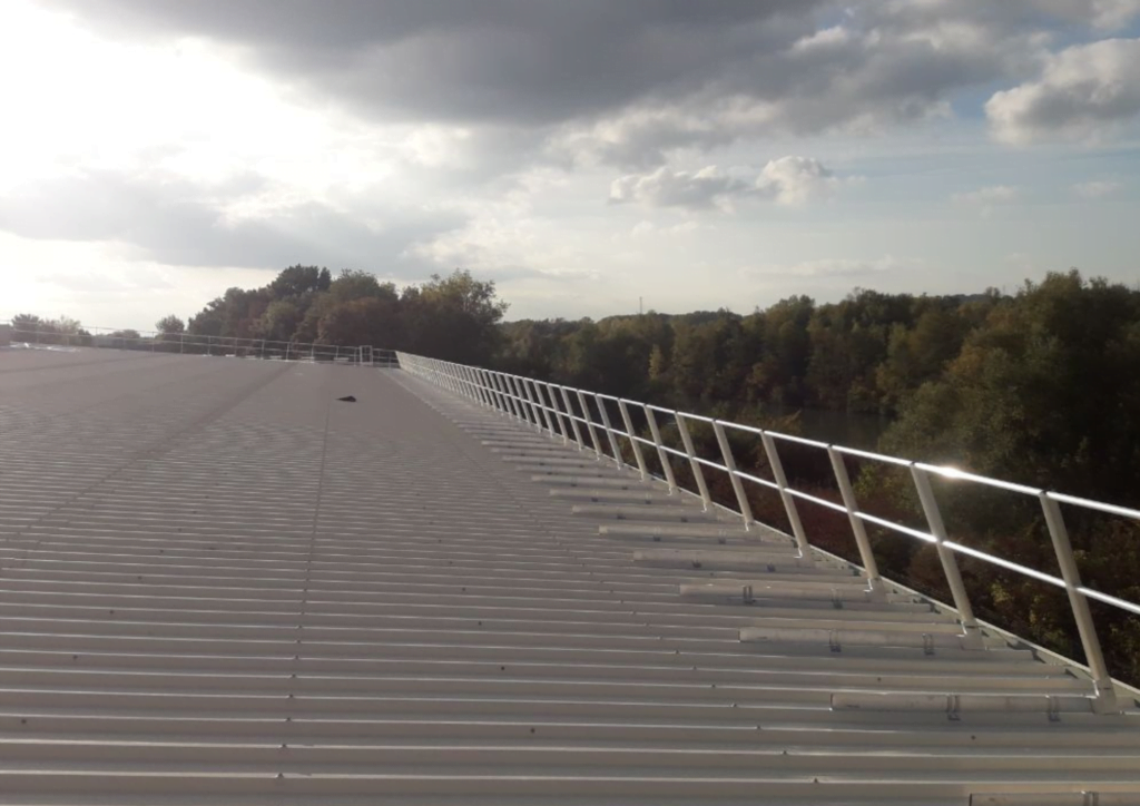 Barandilla fija sobre chapa perfilada